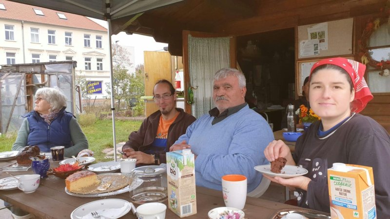 Pause beim gemeinsamen Arbeitseinsatz zum Zaunbau | Copyright: Interkultureller Garten e.V.